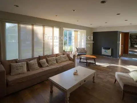 Casa 5 ambientes con 4 baños