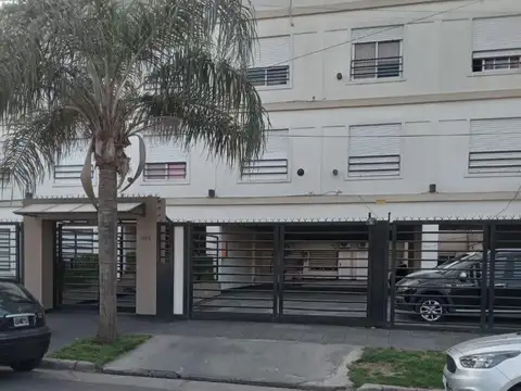 DEPARTAMENTO EN VENTA EN HAEDO CON COCHERA