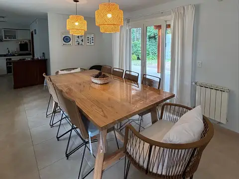 Casa 6 ambientes con 2 baños