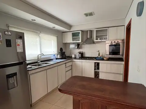 Casa en Venta con 3 cocheras