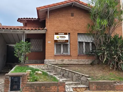 Chalet de 3 ambientes para reciclar en el corazón de Haedo Chico