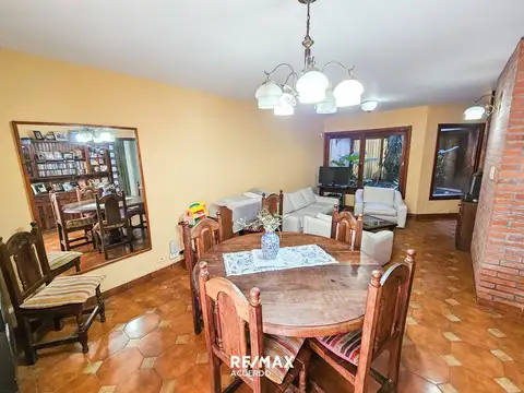 Casa 4 ambientes con 2 baños