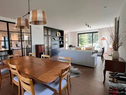 Casa 8 ambientes con 4 baños