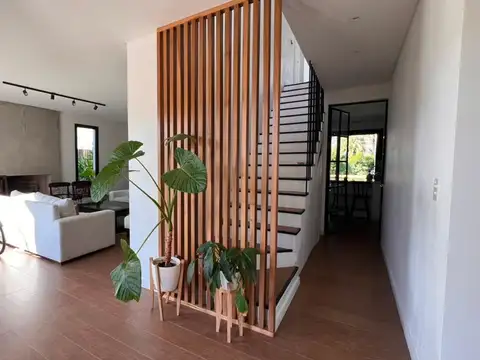Casa en Alquiler con 2 cocheras