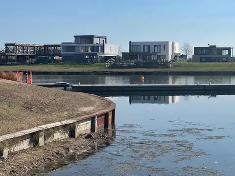 Disponible a la venta, lote al agua en Puertos.