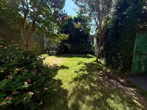 Venta casa a reciclar. Fondo libre. Apta crédito.