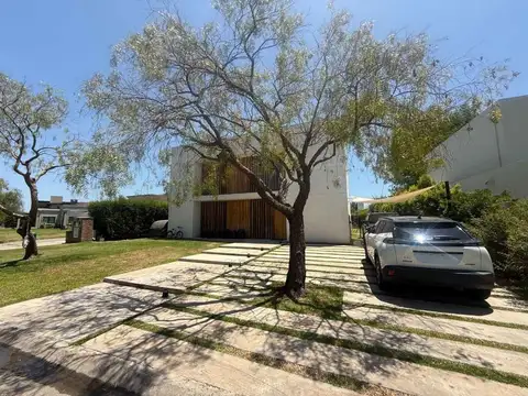VENTA Casa 6 amb. MODERNA, LOTE INTERNO,  322MTS 