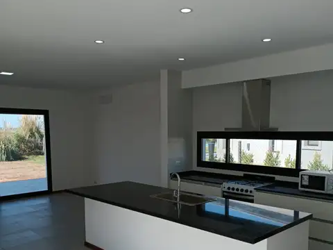 Casa 5 ambientes en barrio el Canton Norte