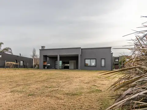 Casa tres dormitorios más escritorio o dependencia.