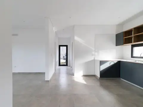 Casa tres dormitorios más escritorio o dependencia.