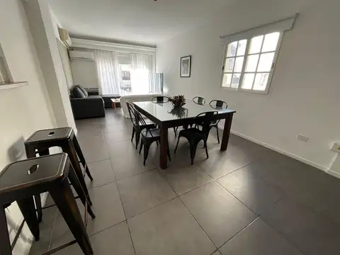 Santa Fe al 2200 entre Azcuenaga y Uriburu