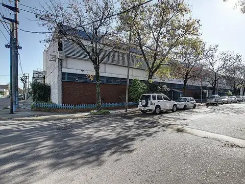 Planta industrial de primera categoría, sobre manzana completa, en zona estratégica.