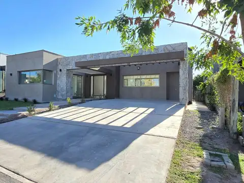 Casa en Alquiler con 2 cocheras