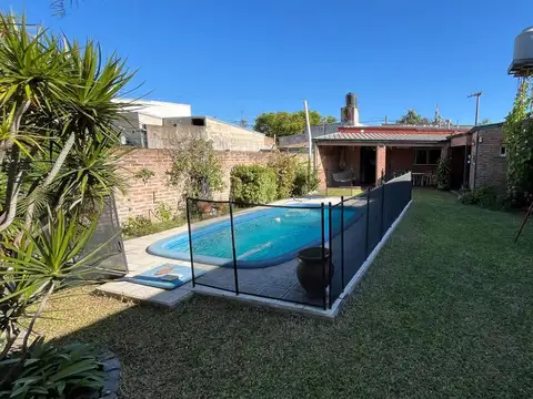 CASA FAMILIAR EN VENTA A MTS DE AV LUJÁN!