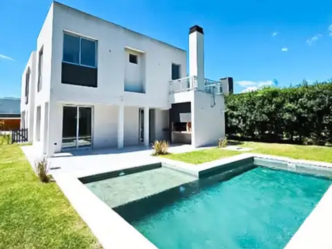 CASA DE 5 AMBIENTES EN VENTA EN BARRIO LOS TRONCOS BERAZATEGUI.