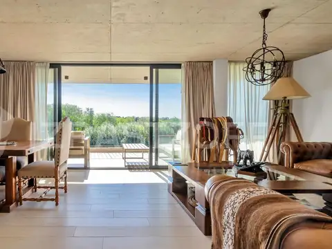 Residence, Pilara