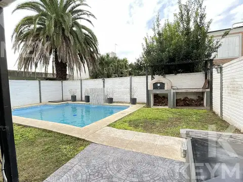 Casa en venta Los Hornos, 2 dormitorios, quincho, piscina,  parque. patio, cochera
