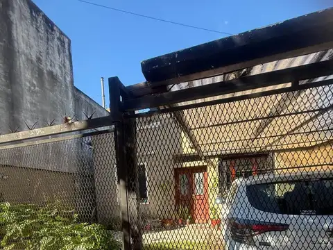 CASA 4 AMB CON FONDO Y PILETA !!!!