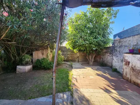 CASA AL FRENTE CON TERRENO PARQUIZADO