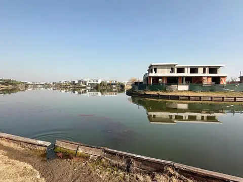 Inmejorable lote en Virazón con excelente espejo de agua!