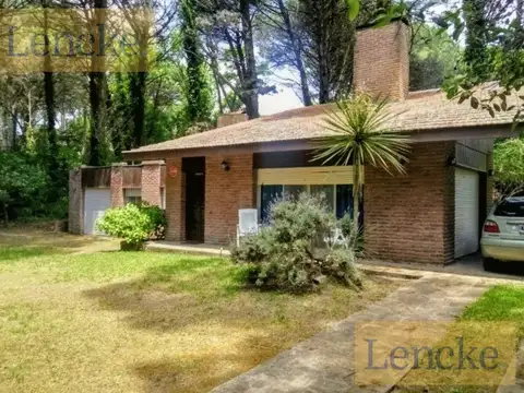 Chalet clásico en 1 planta en la mejor zona de Carilo, excelente estado