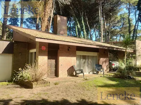 Chalet clásico en 1 planta en la mejor zona de Carilo, excelente estado