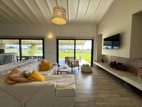 Casa 6 ambientes con 4 baños