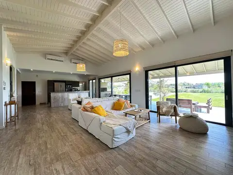 Casa en Venta con 2 cocheras
