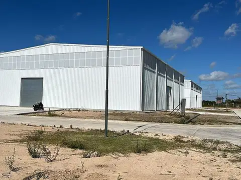 Deposito a estrenar sobre Colectora Au Bs As La Plata Km 30, c/portones para camiones containers.  A