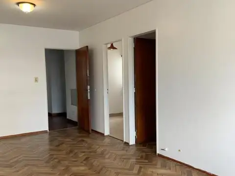 Departamento con ambientes amplios y muy luminoso. Retasado!