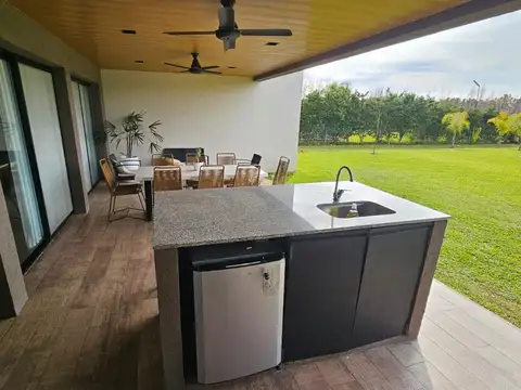 Casa 5 ambientes con 4 baños