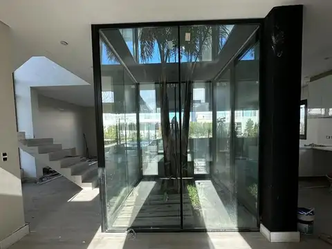 Casa en Venta con 4 cocheras