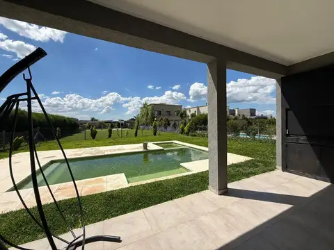 CASA 4 AMBIENTES BARRIO  PILAR DEL ESTE  ALQUILER 