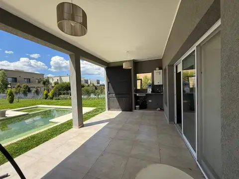 Casa en Alquiler con 2 cocheras