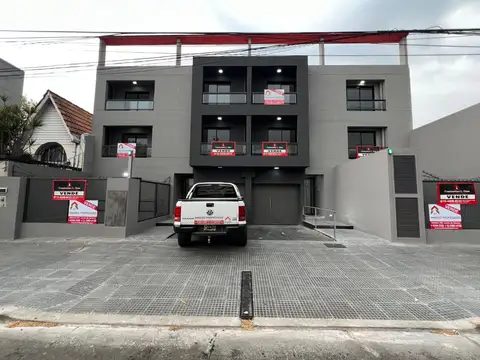 Duplex al frente pb con patio y balcon. Ubicado en Hipolito Yrigoyen 7718, Banfield