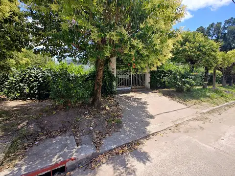 Casaquinta en venta en Virrey del Pino, sobre 2 lotes de terreno.