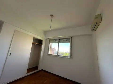 EN VENTA SEMIPISO DE 3 AMB A MTS DEL MUNICIPIO .