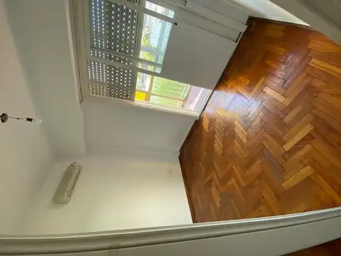 EN VENTA SEMIPISO DE 3 AMB A MTS DEL MUNICIPIO .