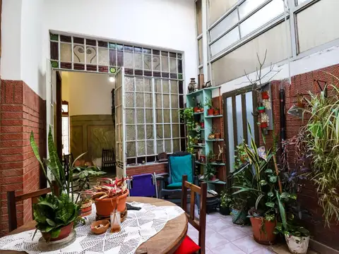 Casa 7 ambientes con 1 baño