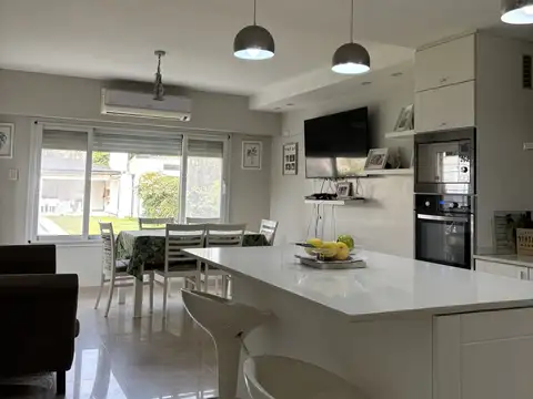 Casa 7 ambientes con 4 baños