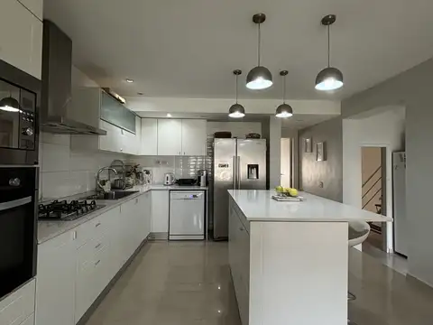Casa en Venta con 2 cocheras
