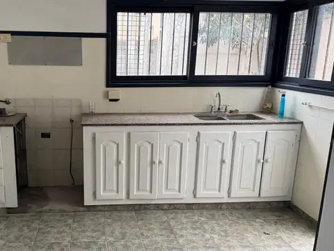 Casa en Alquiler con 2 cocheras