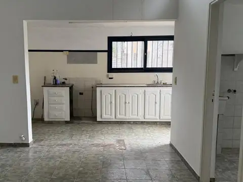Casa de 3 Dormitorios en City Bell con Parque y Cochera tipo Taller