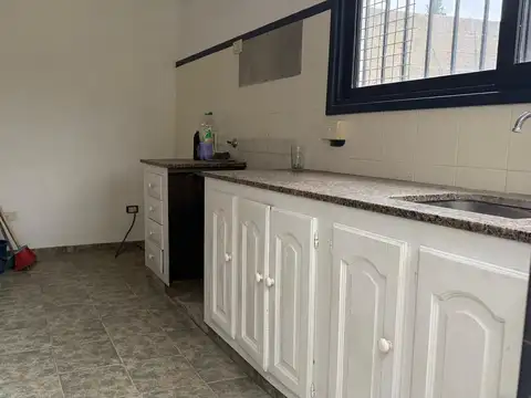 Casa 6 ambientes con 2 baños