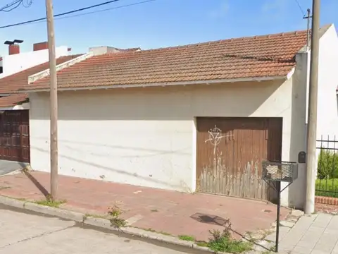 Lote en venta con edificacion en Necochea