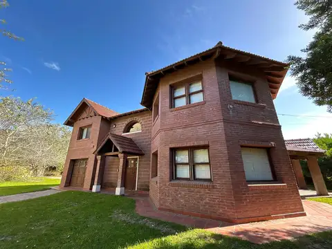 Casa en Venta con 2 cocheras