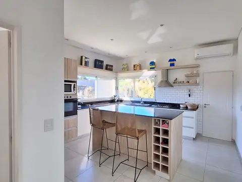 Casa en Alquiler con 4 cocheras