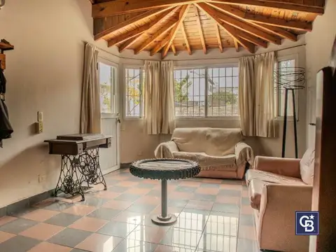 Venta de Casa Apta crédito de 5 ambientes con patio y cochera en Beccar