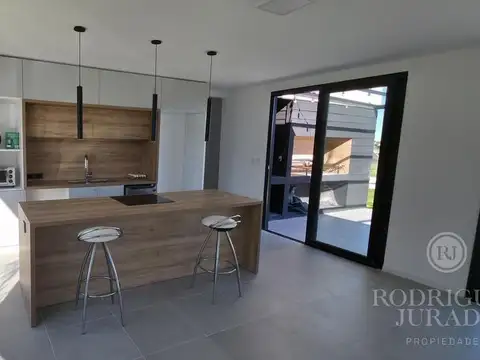 Casa 5 ambientes con 2 baños