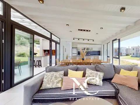 Casa 4 ambientes con 2 baños